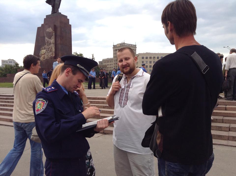 Милиционер составляет протокол на Валентина Быстриченко (по центру)