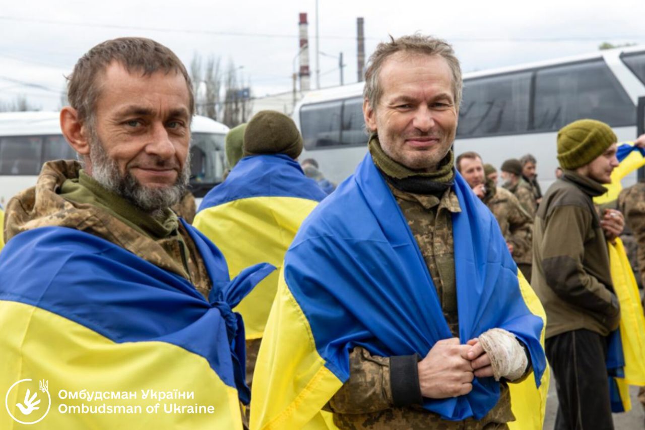 Сергій Пугасій (ліворуч) після звільнення 16 квітня 2023 року. Фото: Дмитро Лубінець/Telegram