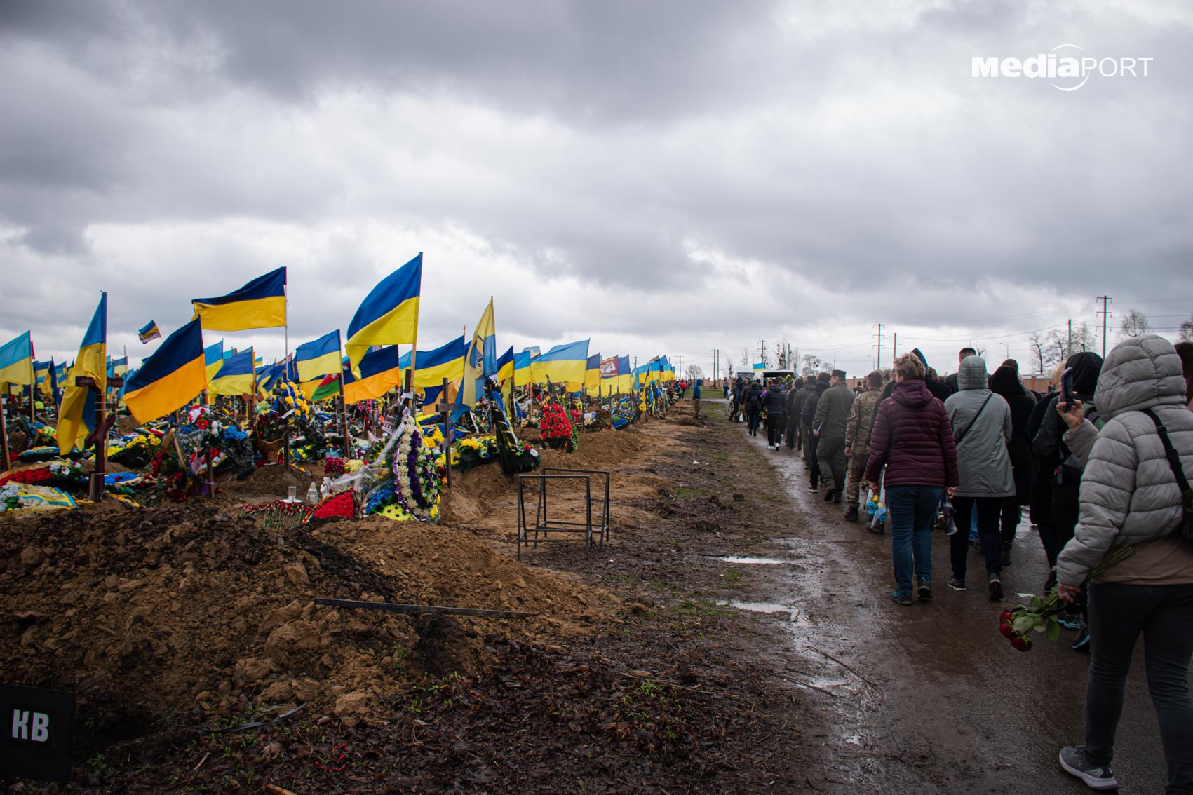 На 18 кладовище вранці 12 квітня прийшли близькі, побратими, друзі Антона Дербілова