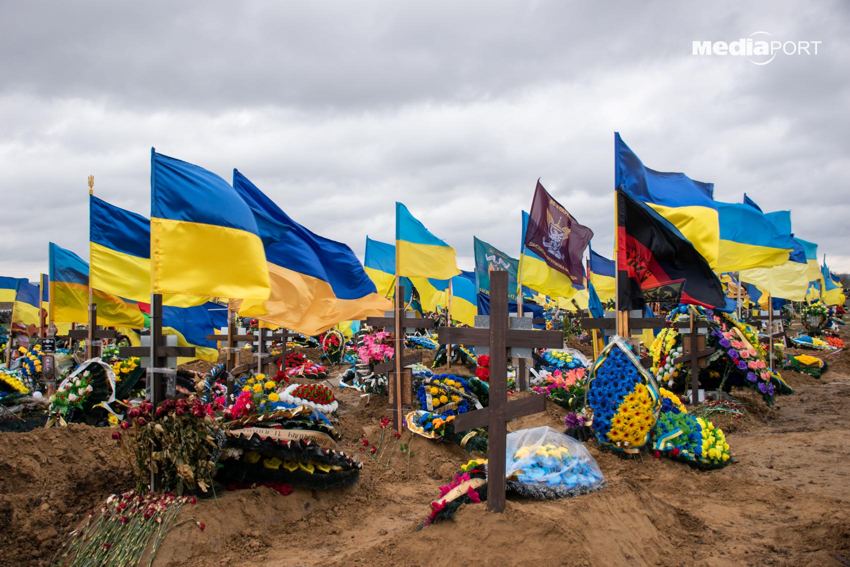 Алея слави 18 кладовища — в прапорах України