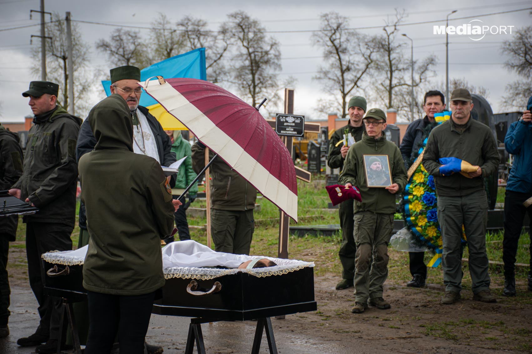 «Це воїн, який віддав все, що у нього було — своє життя. Заради любові, яку він мав до нас, любові до ближніх і Батьківщини. У Бога немає мертвих. У нього всі живі. Крім того, що ми будемо поминати Антона як людину, яка пронесла велич все своє життя, я прошу вас поминати його у своїх молитвах. Моліться за його душу, щоб він там нам допомагав нищити тих, хто нам зараз заважає жити», — сказав священник. 