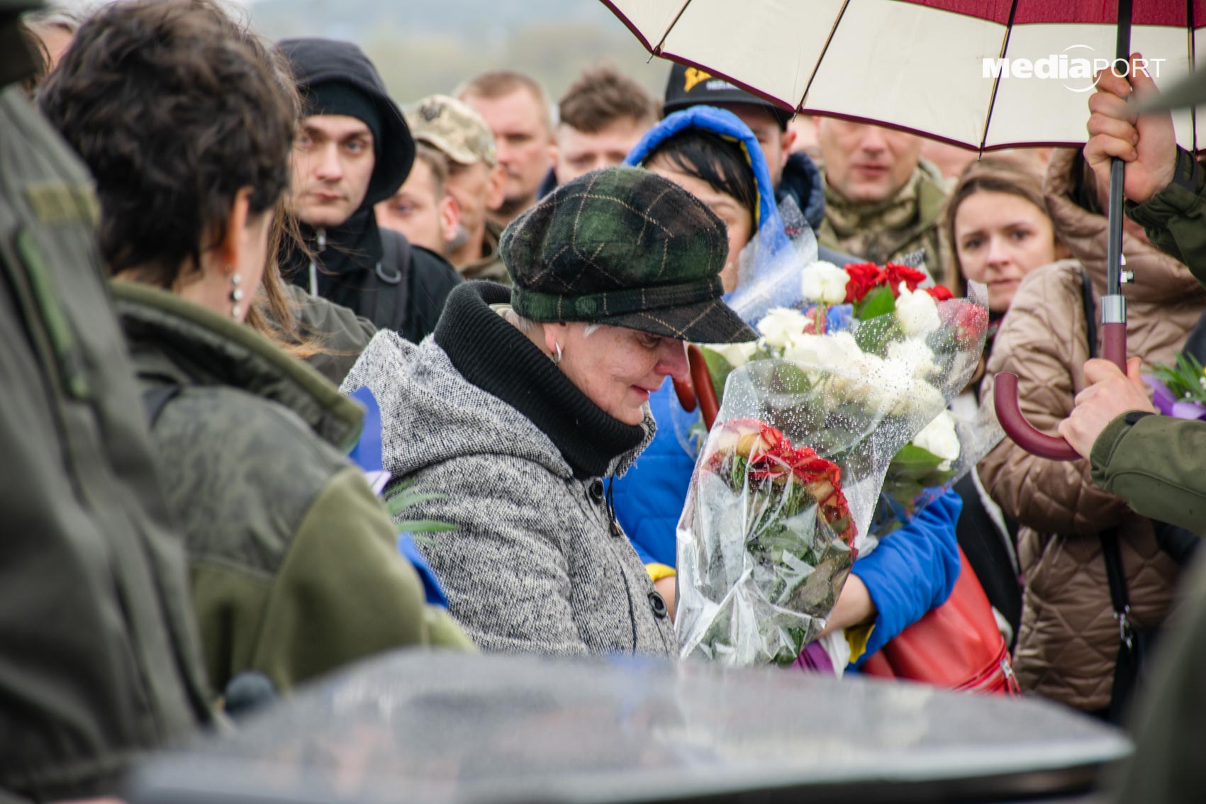 Близькі і родичі на похованні Антона Дербілова