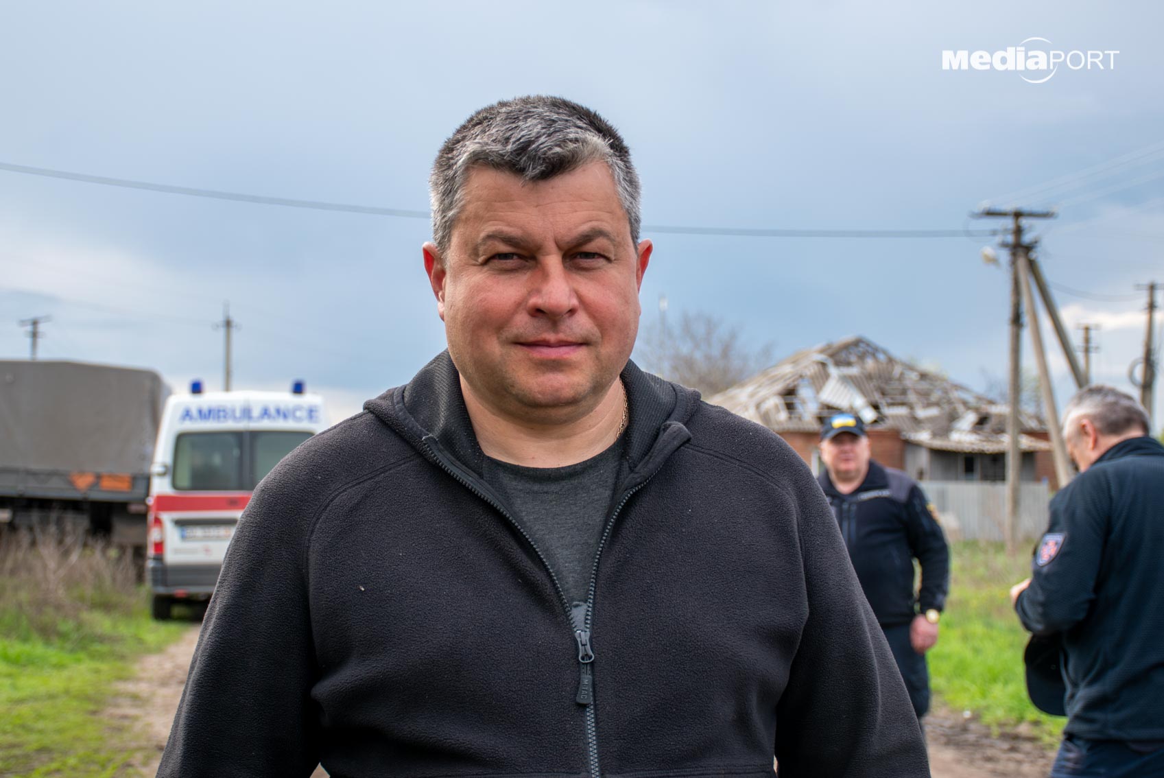 Староста Граківського старостинського округу Анатолій Коровкін нагадує місцевим жителям про небезпеку мін