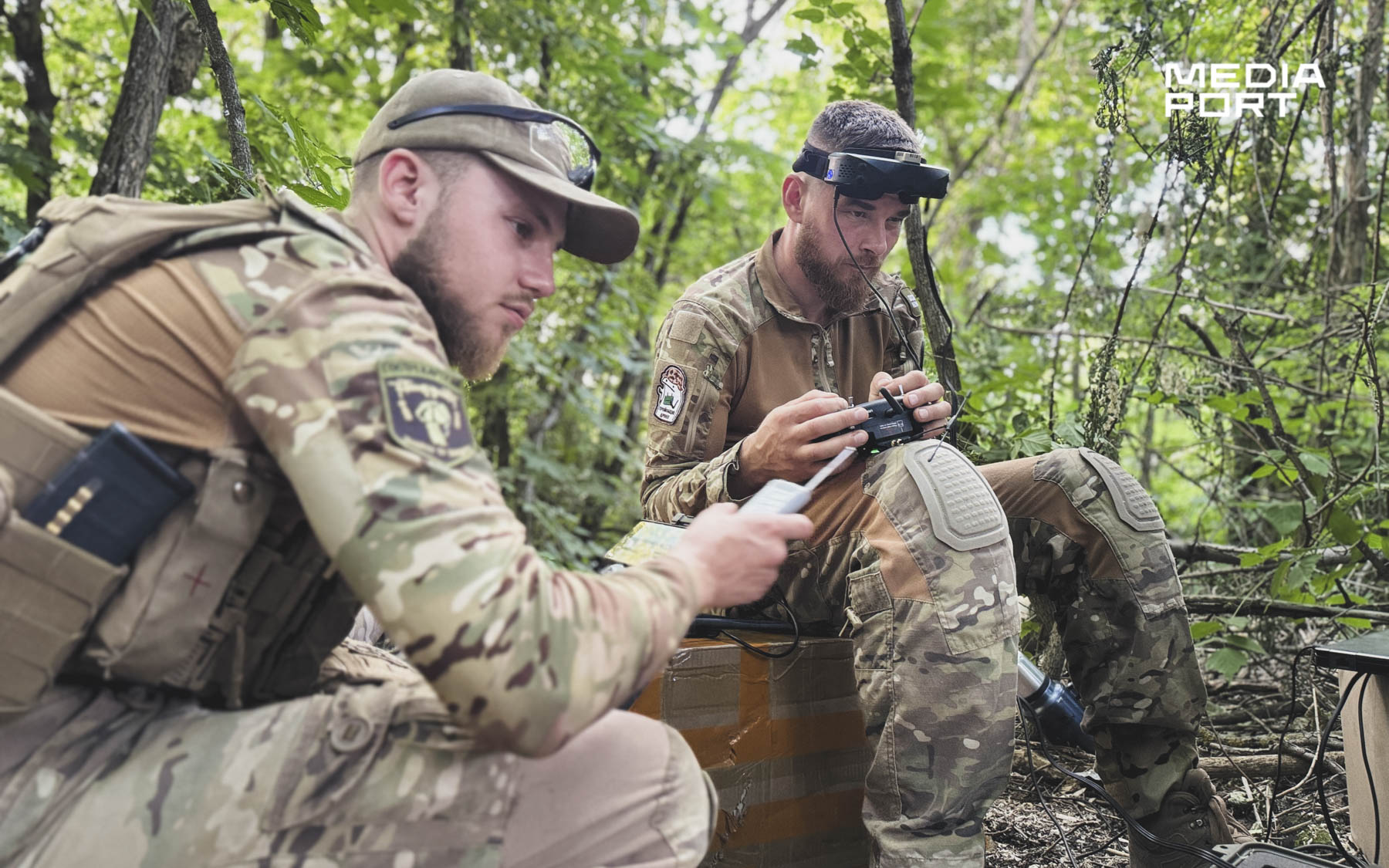 Найбільше техніки знищили у перший день повторного російського наступу на півночі Харківщини 10 травня, говорить командир групи Антон (праворуч): «Десь 50 дронів ми запустили. До 30 переважно — це робочий день. Ми економимо й артилерію, по-перше, і по-друге, ми більш маневрені і точніше вражаємо».