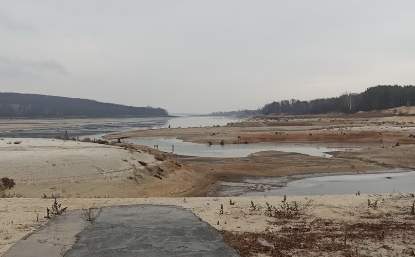 Оскільське водосховище обміліло внаслідок бойових дій. Джерело фото: city-izyum.pp.ua