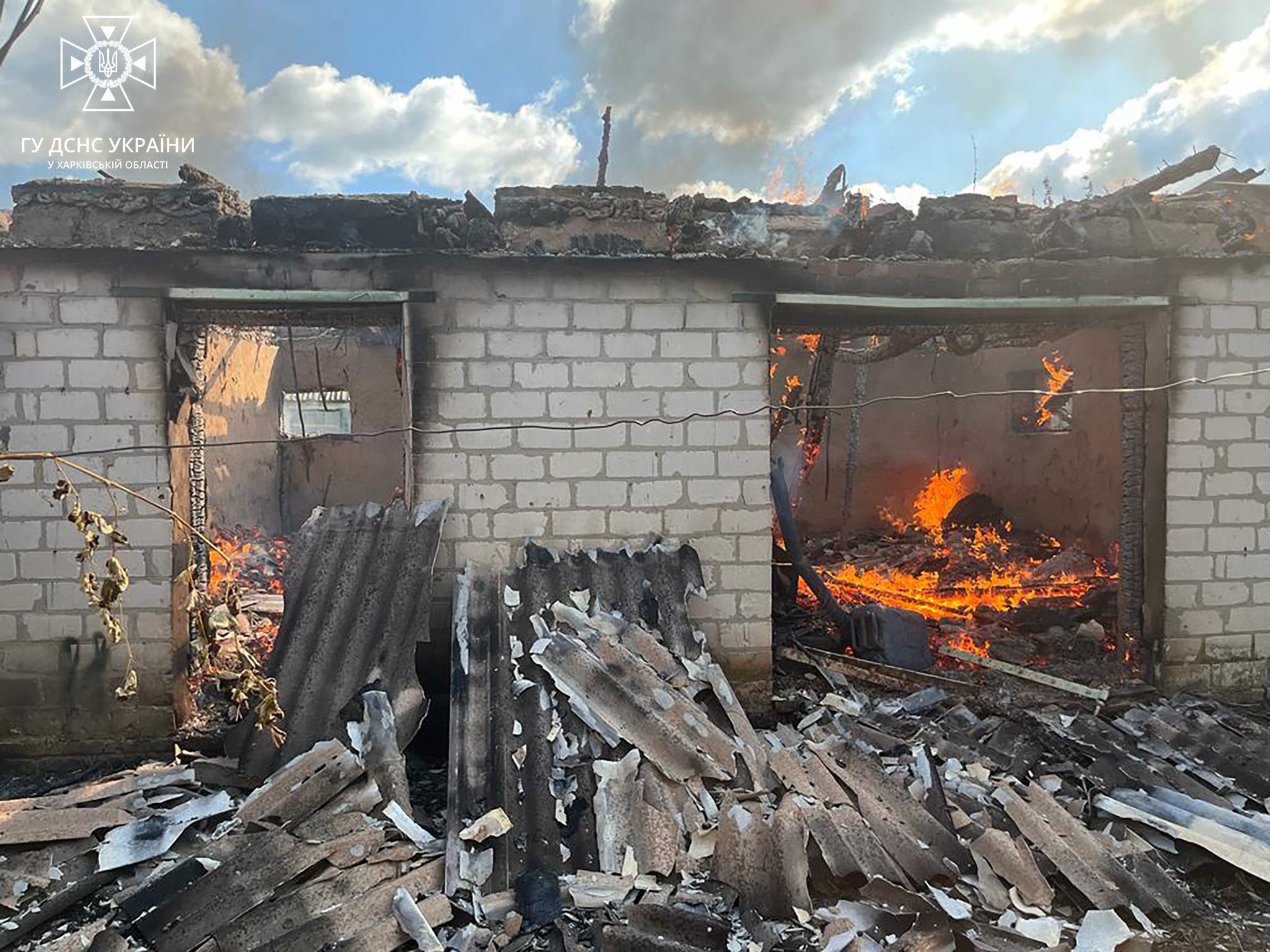 Наслідки обстрілу Петропавлівки. Фото: ГУ ДСНС у Харківській області