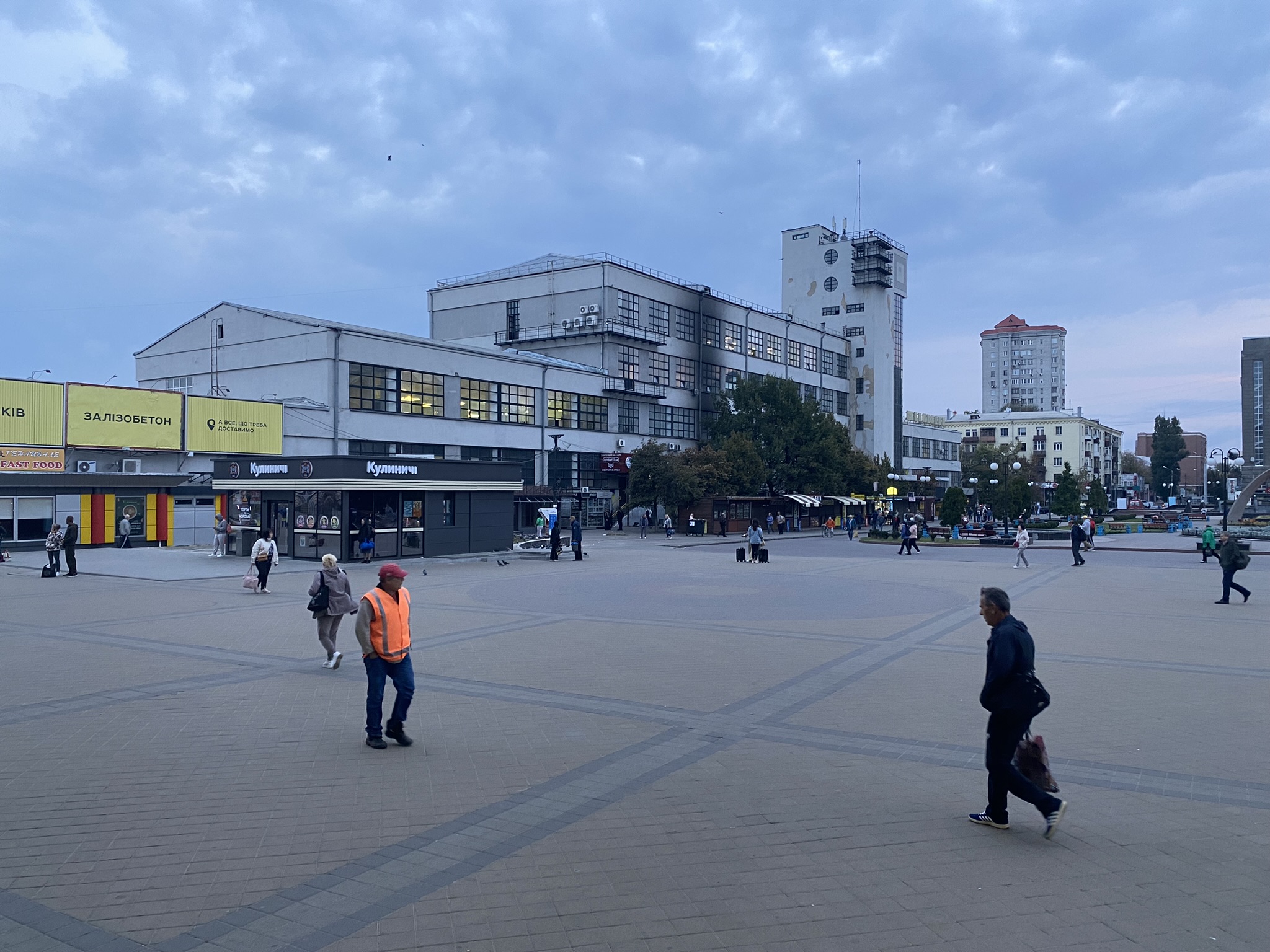 Від вогню частково пошкоджено стіну будівлі головпоштамту. Фото: mediaport.ua