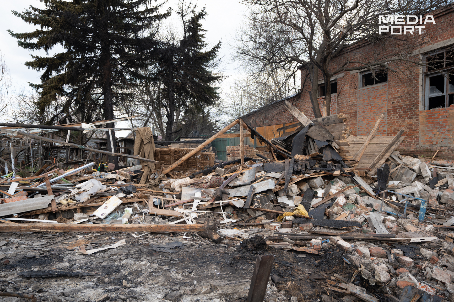 Залишки від сараїв та альтанки на одному з подвір'їв, що стоїть впритул до непрацюючої котельні