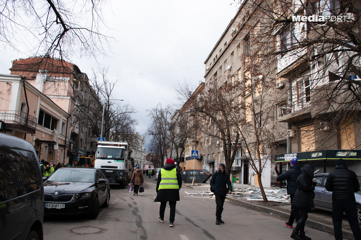 Вибиті вікна у будинках по обидва боки вулиці