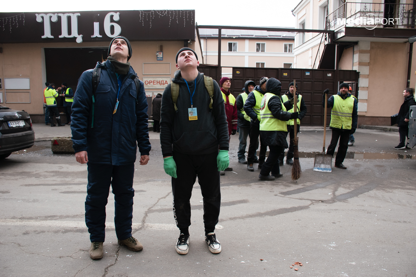 Потребують відновлення сім покрівель. На місці, крім комунальних служб, працюють волонтери організації «Добробат»