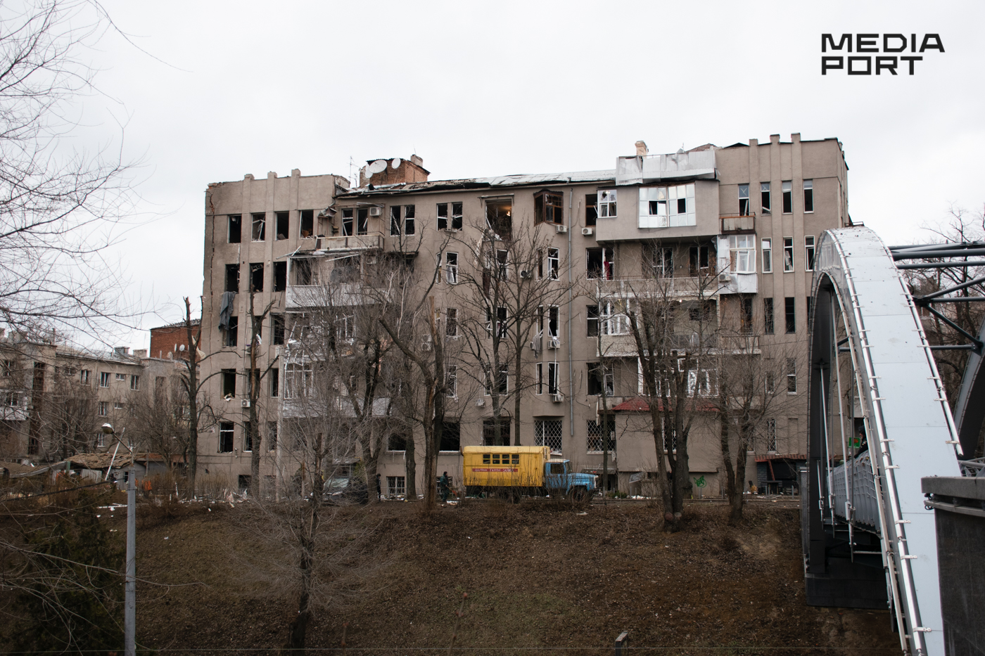 Одна з ракет вдарили поруч з цим будинком на початку проспекту Незалежності