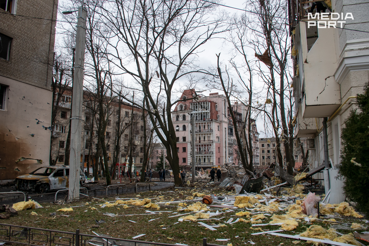 Не менш як п'ять багатоквартирних житлових будинків пошкоджені на вулиці Бакуліна. Щонайменше чотири машини знищені, з десяток пошкоджені