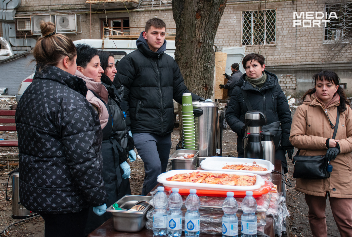 Волонтери привезли їжу для мешканців зруйнованих будинків та рятувальників