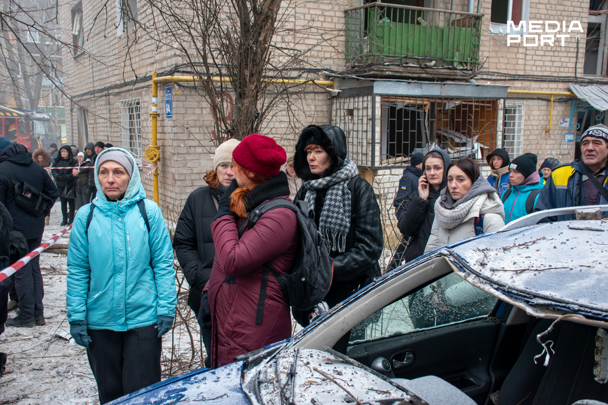 Харків'яни чекають на завершення пошуково-рятувальної операції. Під завалами можуть бути ще люди