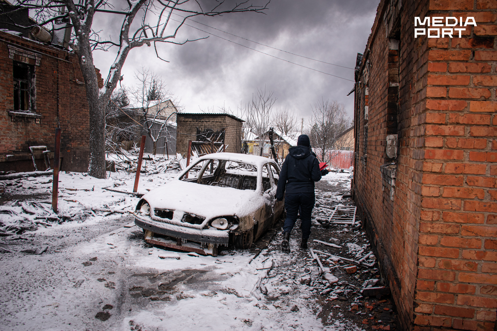 Усі двори та дорогу після обстрілу охопив вогонь