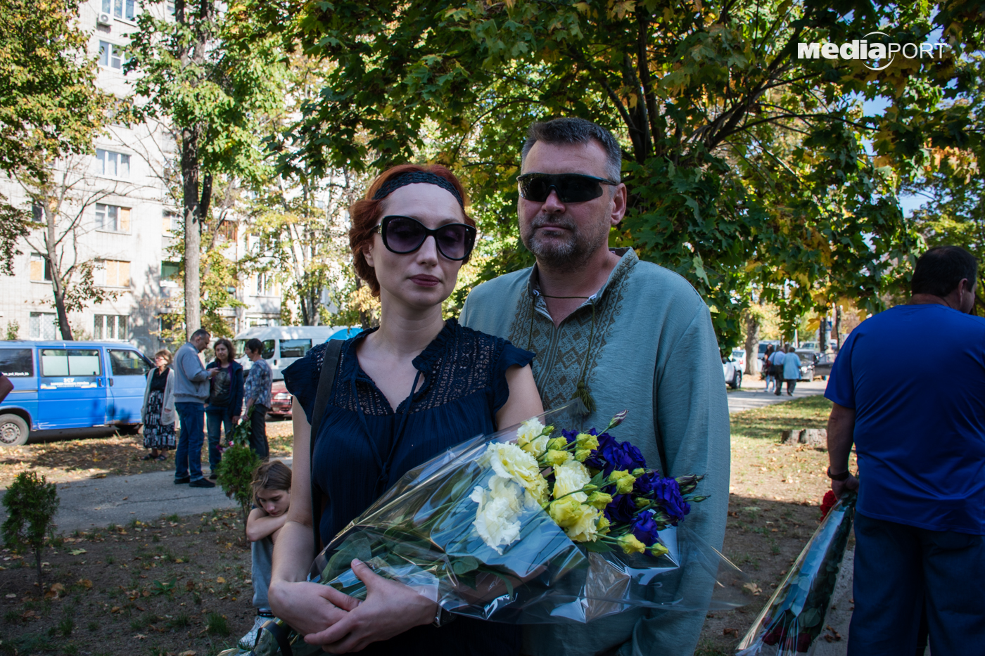 На прощання приїхали інші волонтери. Оксана та Володимир Рожкови волонтерять з 2014-го. Вони приймали переселенців з Донбасу у таборі «Ромашка»