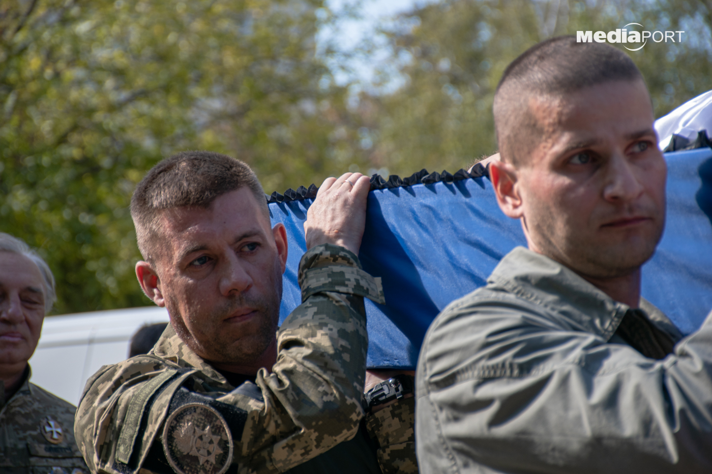 Вадим Забара після поранення планував повернутися в ЗСУ, поки був час, долучився до волонтерів. Проводити Вадима в останню путь приїхали побратими