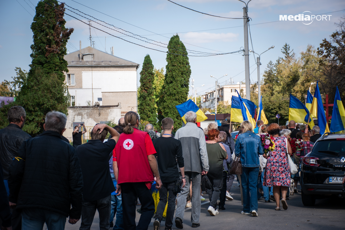 Чоловіки з «Червоного Хреста», прощаючись з Сергієм та Вадимом, встали на коліна