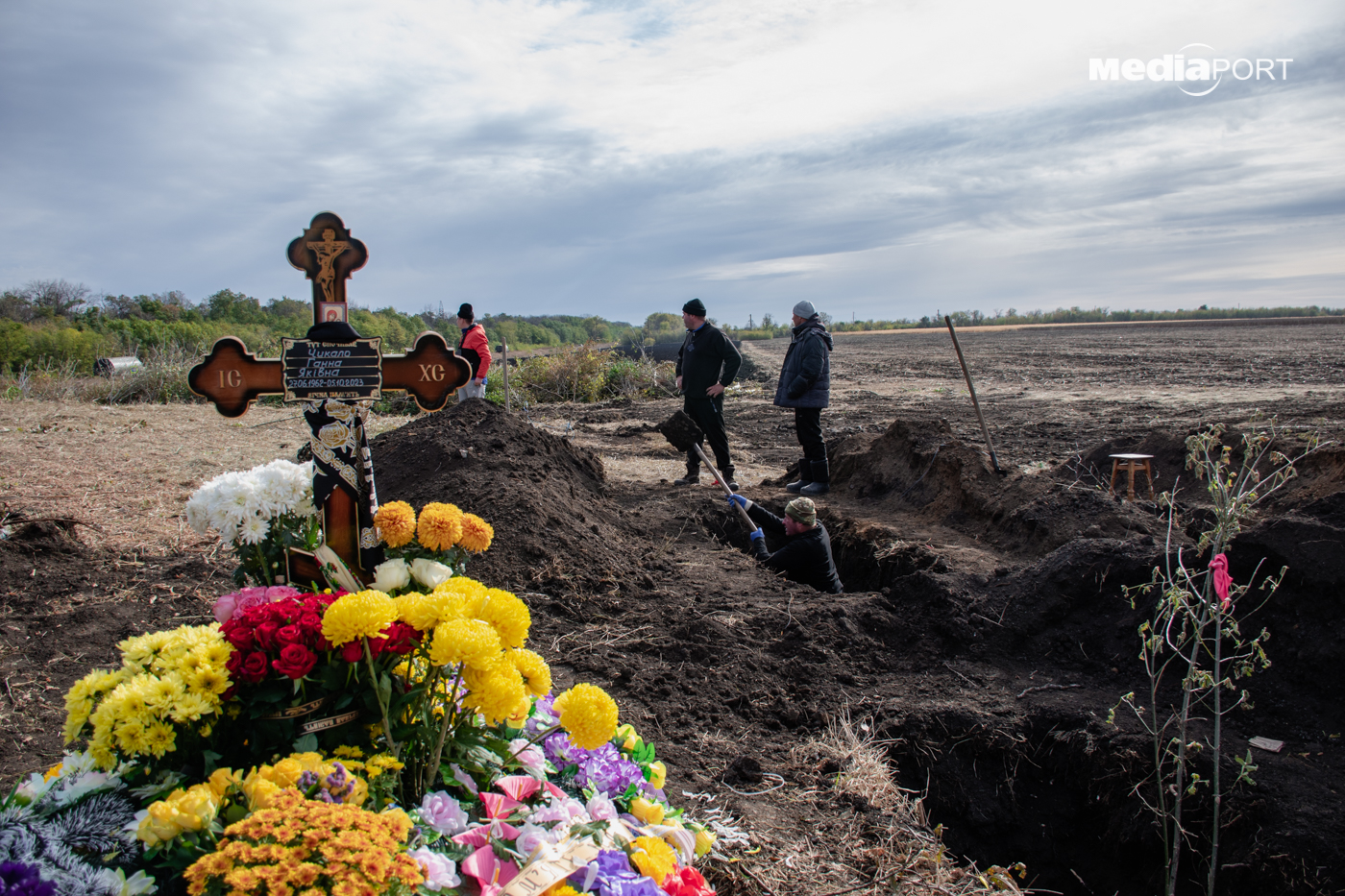 Кілька днів поспіль на цвинтарі Грози копають могили