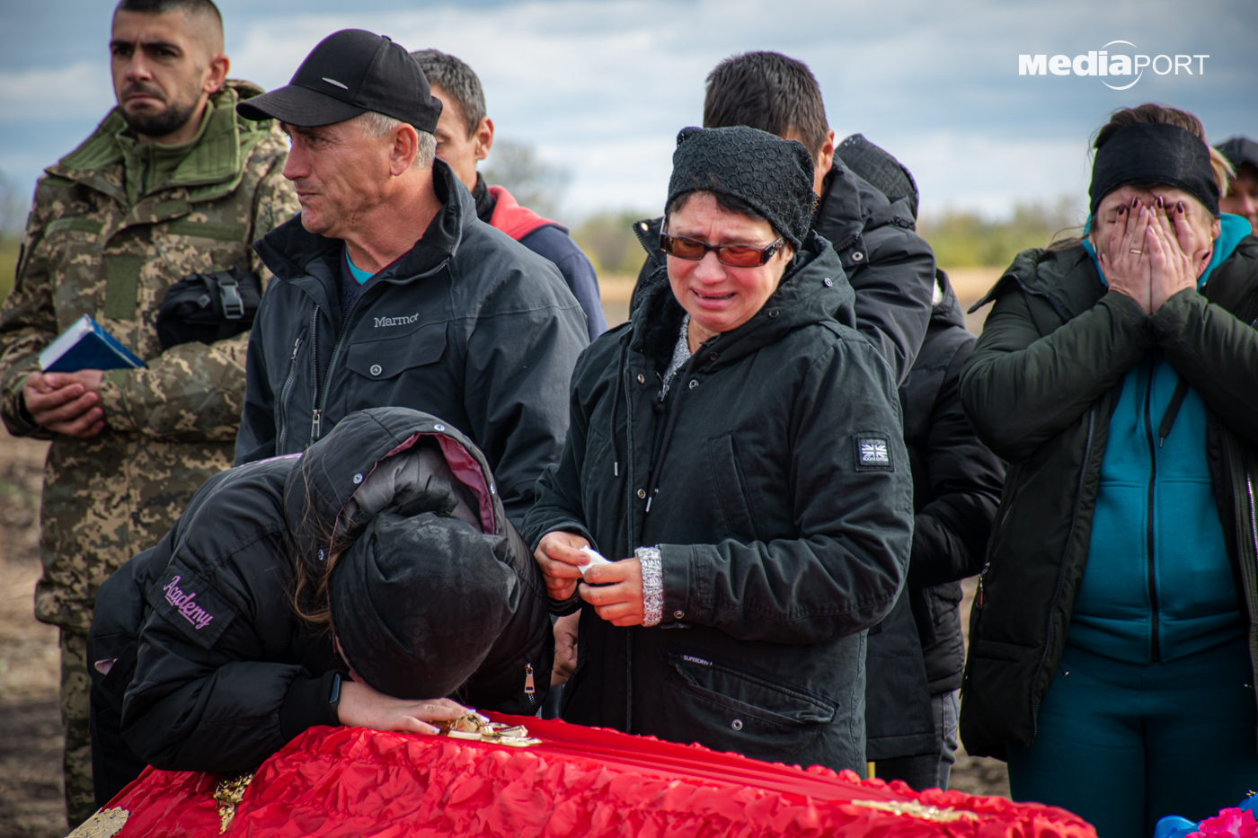 На прощання з подружжям Козирів, Денисом та Ніною, запросили військового капелана. Денис служив у Збройних силах України, але був звільнений зі служби після поранення