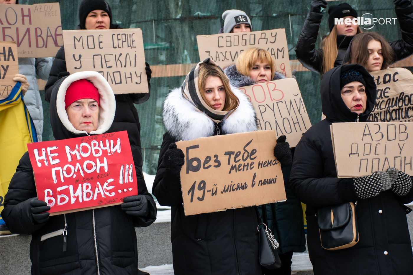 Аліна Семеніхіна (по центру) чекає з полону нареченого Олександра Урена