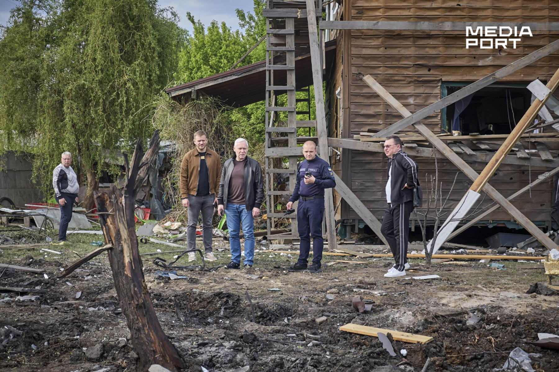 За словами Ігоря Терехова, пошкоджені понад 10 будинків. За даними прокуратури — п'ять, а також автомобілі, інше майно