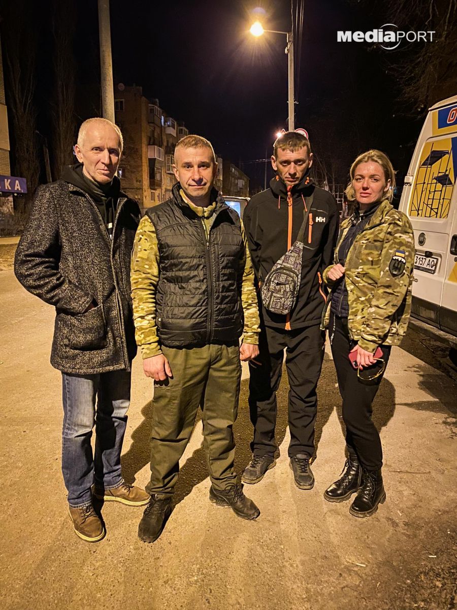 Віталій Жучков (другий ліворуч) та його команда після евакуації з Донеччини, 15 березня 2023