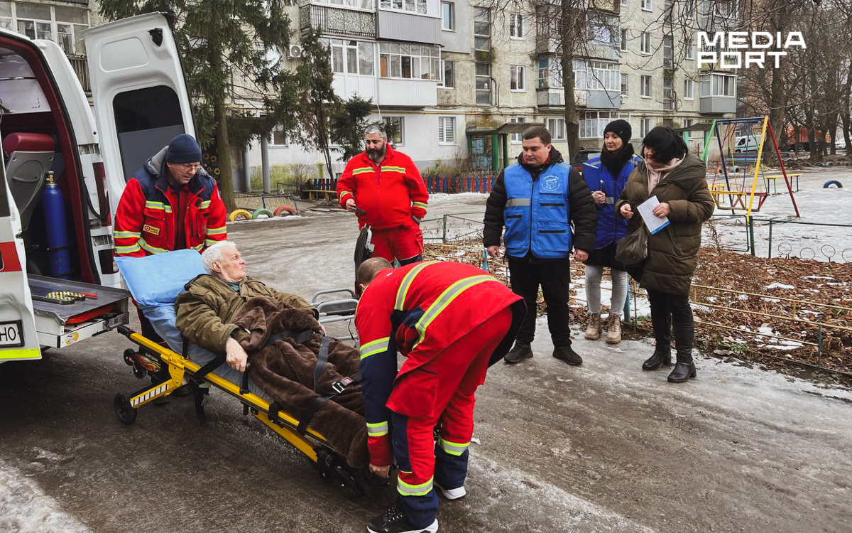 Володимир — з Київського району Харкова, який зазнав ракетного удару 23 січня. Сусідні будинки пошкоджені, ринок знищено. Родина відправляє Володимира у безпечніше місце