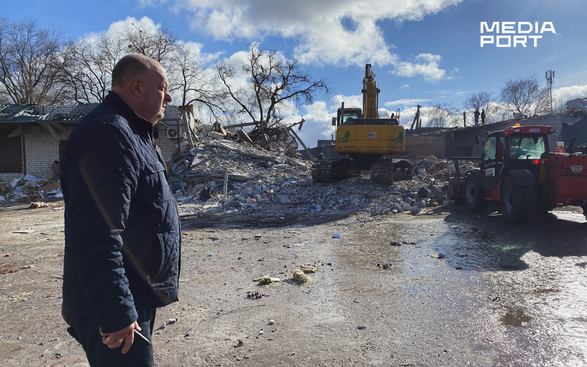 Підприємець Анатолій Тільнов — власник зруйнованого обстрілом приміщення. На третьому поверсі будівлі був готель з трьох номерів. Ганна Тільнова, дружина власника, 5 лютого відкрила у цій будівлі дитячий центр за грантової підтримки держави