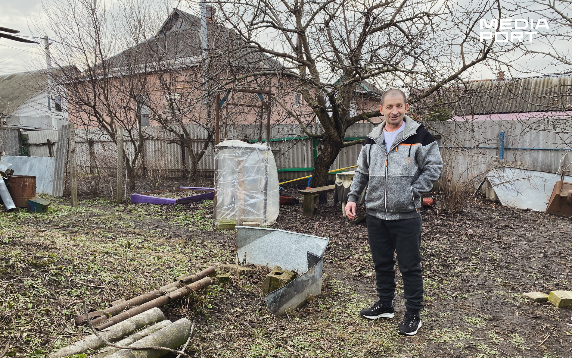 Військовий згадує: першу ніч полонені спали просто в лісі, на землі. Потім їх повезли на кордон, до Гоптівки, і після допиту — до росії