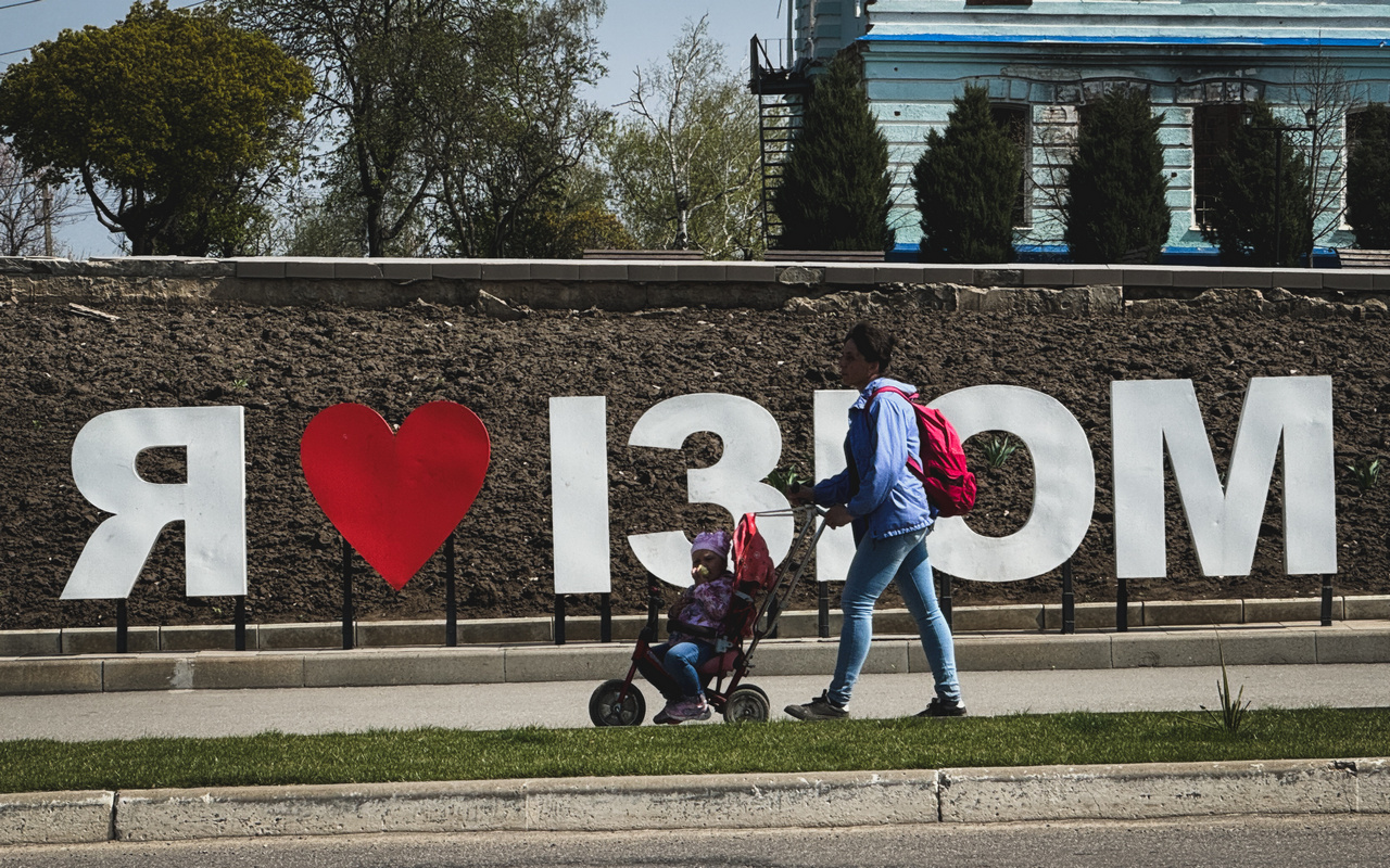 Ізюм майже пів року був під окупацією. Нині в центрі міста з гучномовців лунає українське радіо — пісні, випуски новин. Час від часу його перебивають сирени повітряної тривоги