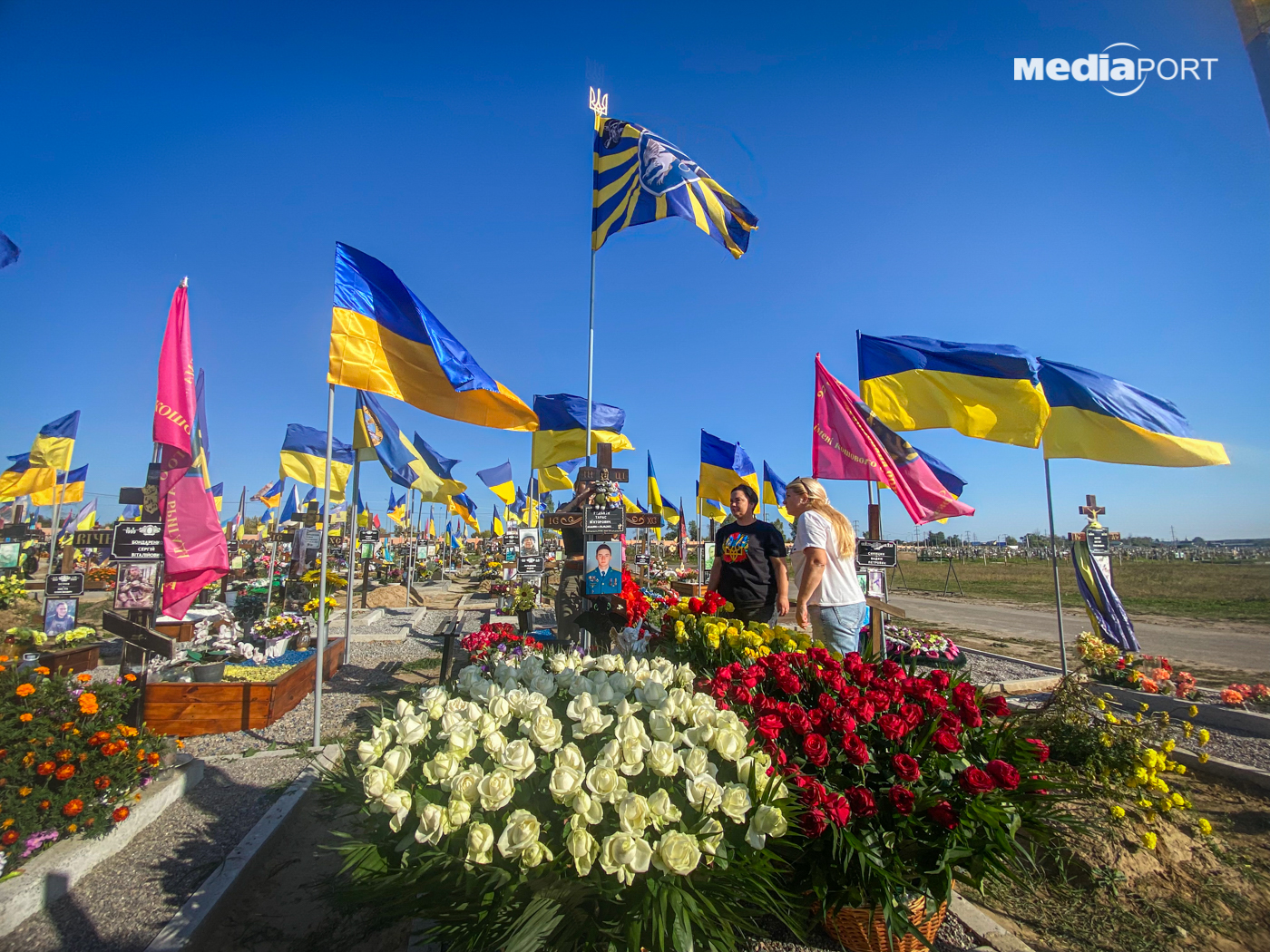 Прапор 204-ї бригади тактичної авіації ЗСУ височіє над кладовищем