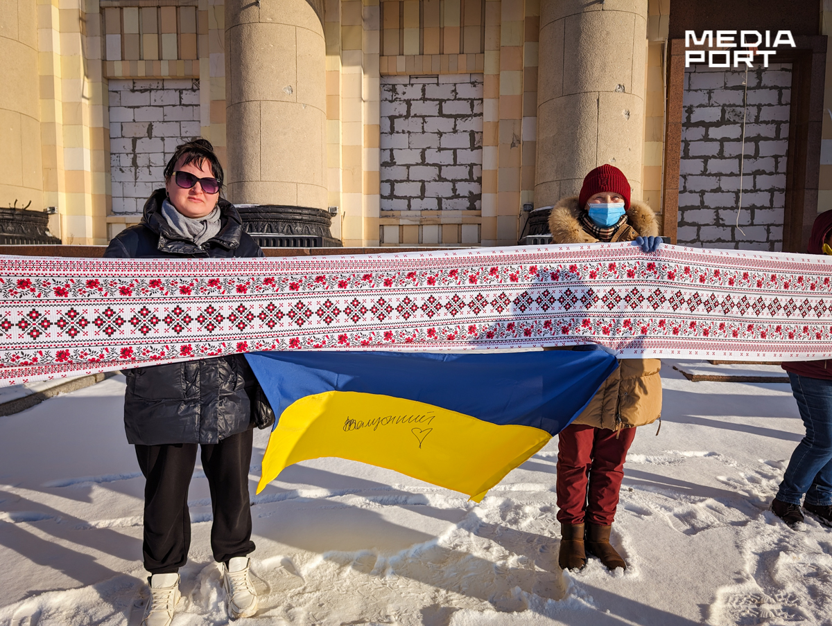 Волонтерка Марина Полякова (праворуч) на акції до Дня соборності України у Харкові із прапором з підписом Залужного