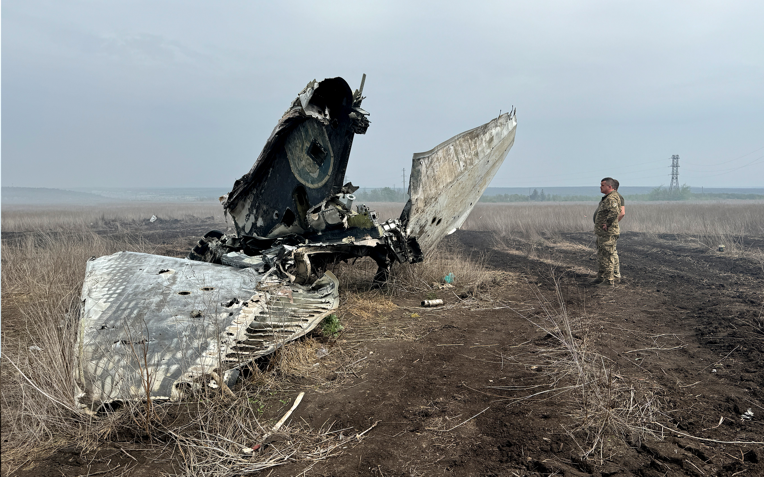 Понад два роки уламки бомбардувальника лежали на звалищі під Ізюмом. Увагу до них привернув військовослужбовець 10 армійського корпусу Вʼячеслав, який помітив літак дорогою з Ізюма на Донеччину. Тоді ще не знав, що це не російський літак