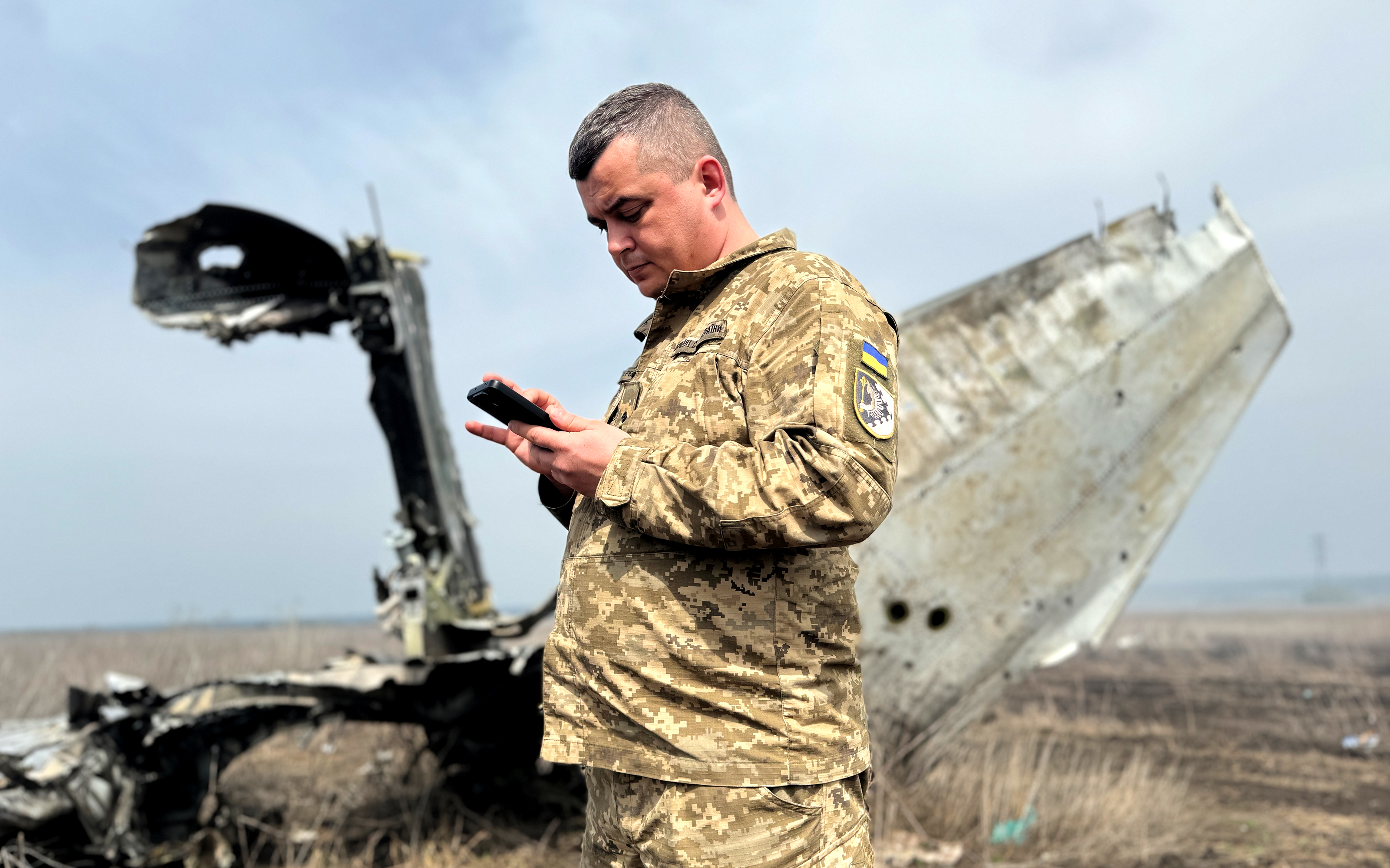 «Я думаю, йому просто не вистачило висоти, щоб відкрився парашут... Хотів приїхати на це місце, не знаю, якщо чесно, навіщо… Просто хотів», — говорить наостанок штурман