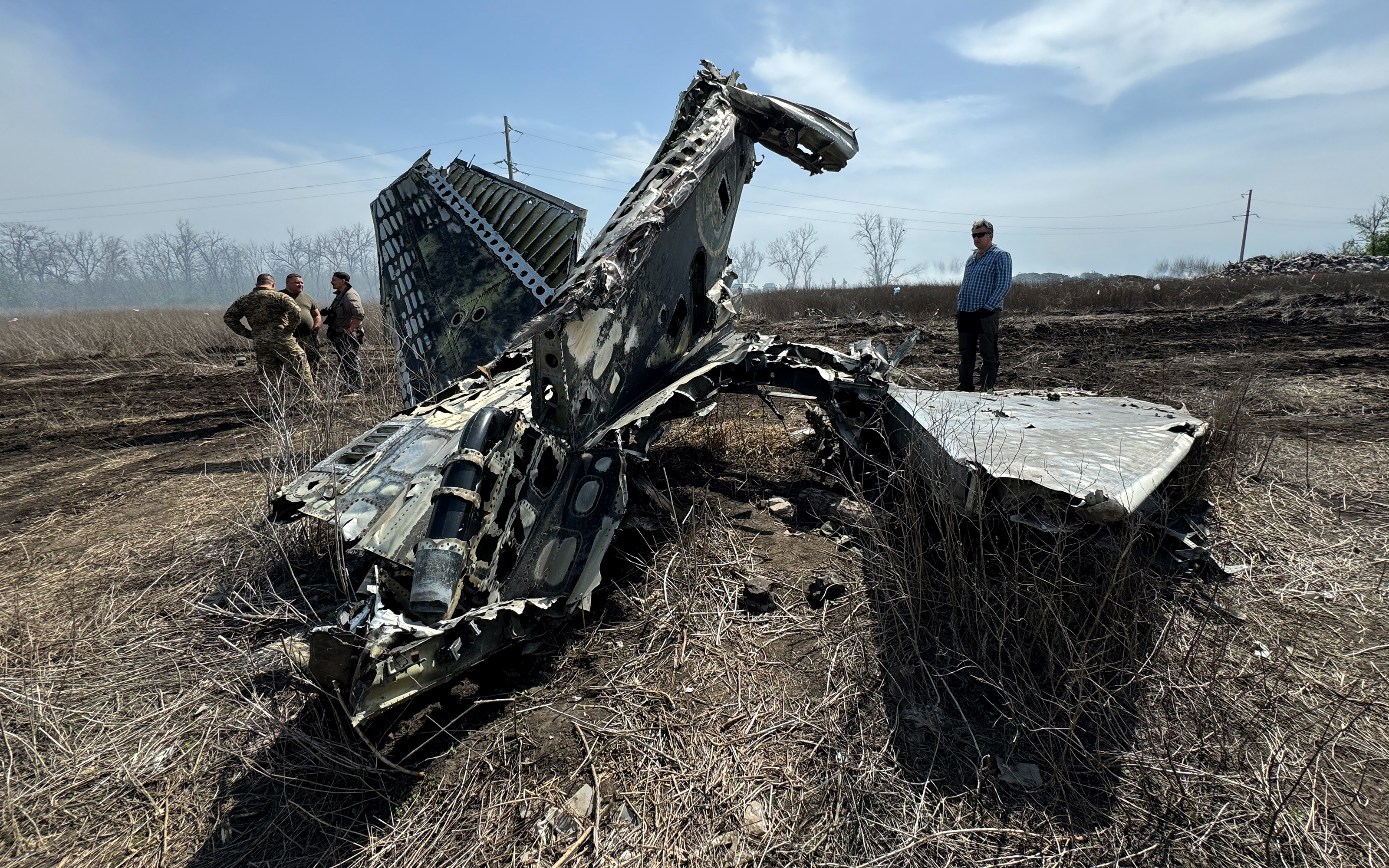 За уламками літака приїхав старший науковий співробітник Національного музею історії України у Другій світовій війні Олександр Шемеляк. Він фотографує уламки, робить нотатки для опису майбутнього експоната.