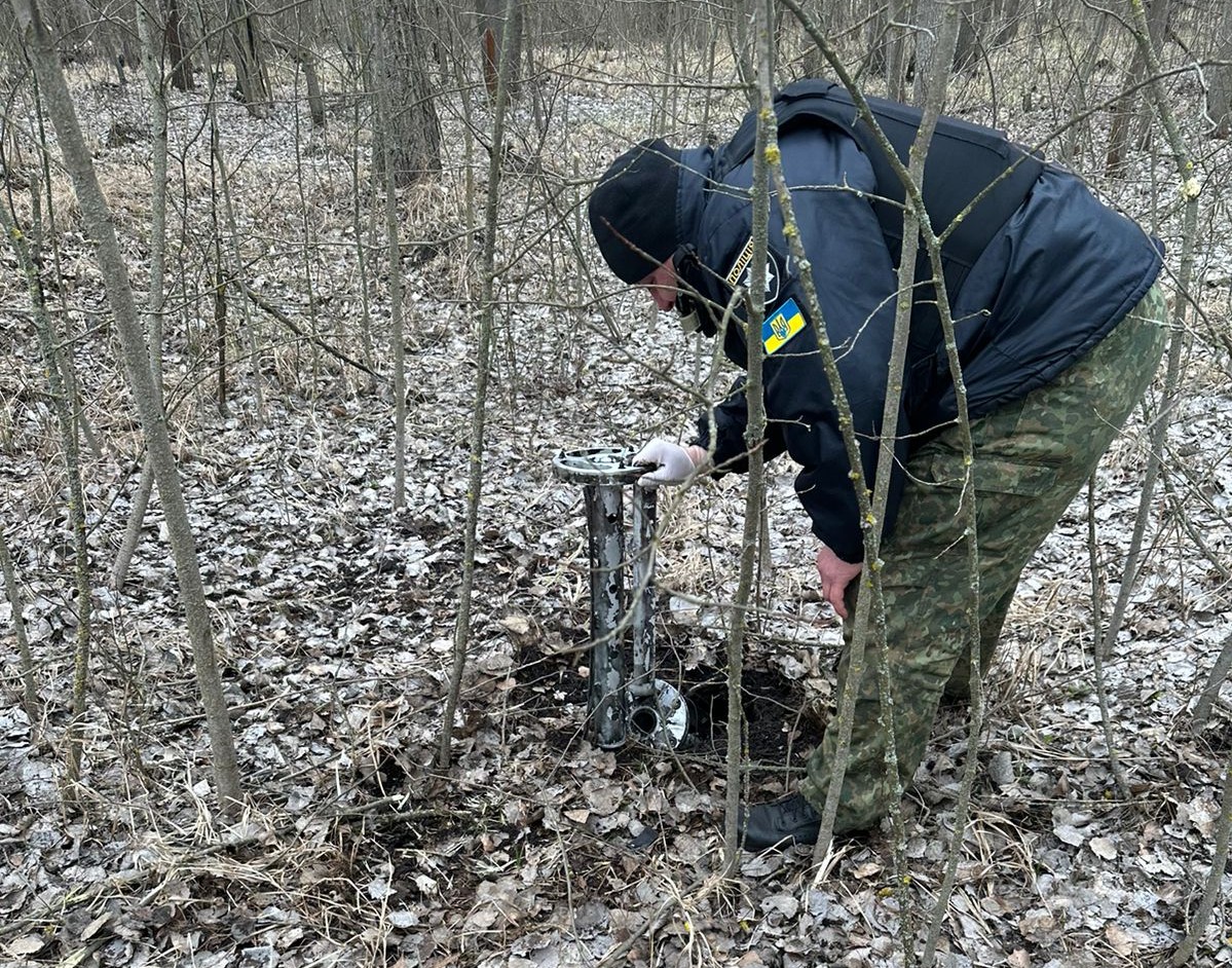 Поліцейські фіксують наслідки російських обстрілів. Фото: Поліція Харківщини