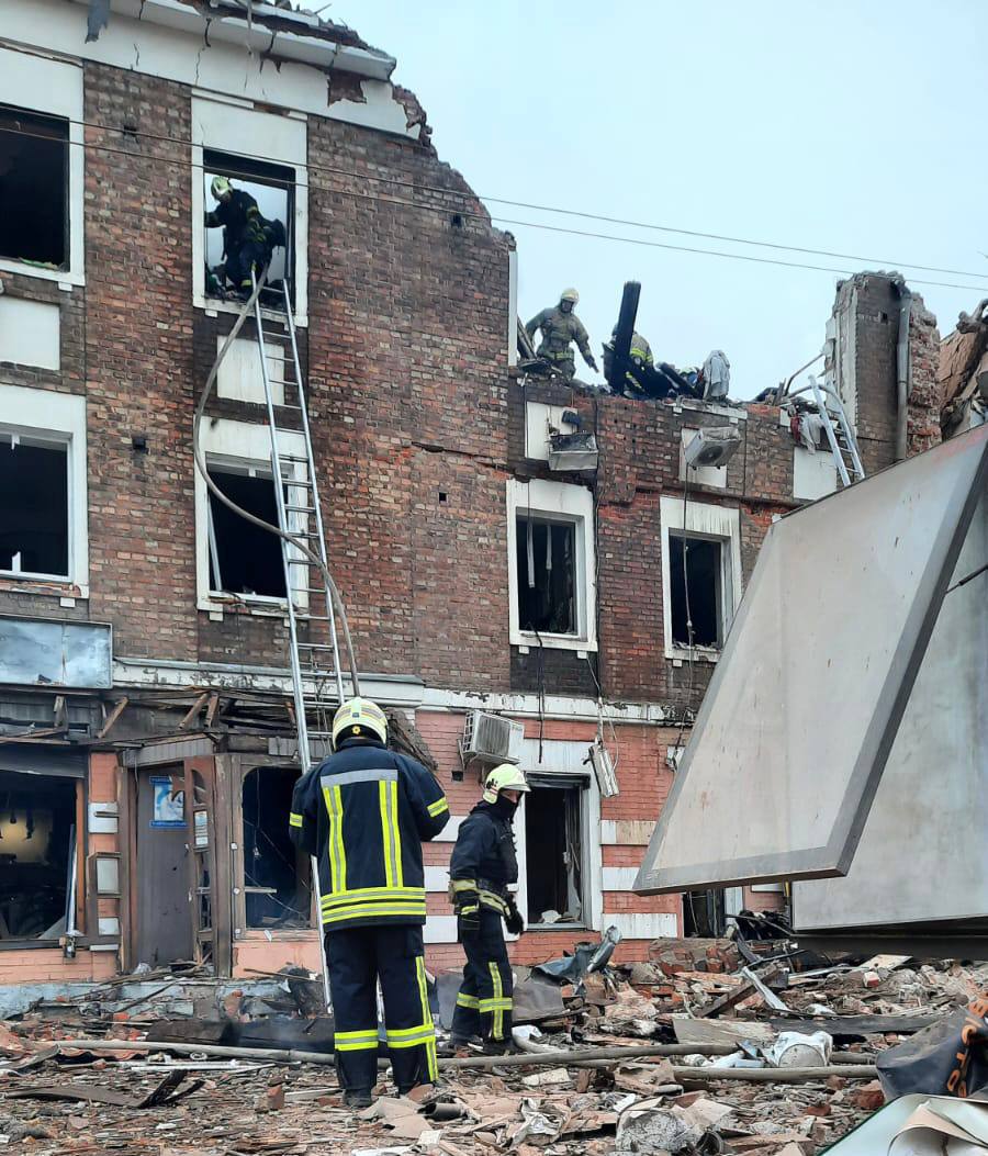 Ракета влучила у дім на вул. Георгія Тарасенка. Фото: ДСНС