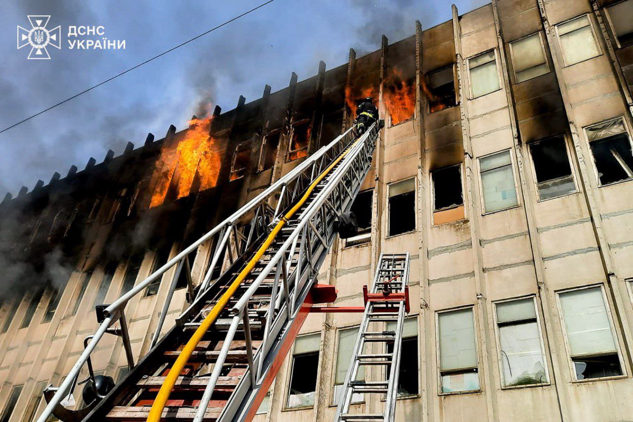 Рятувальники опублікували фото з місця удару