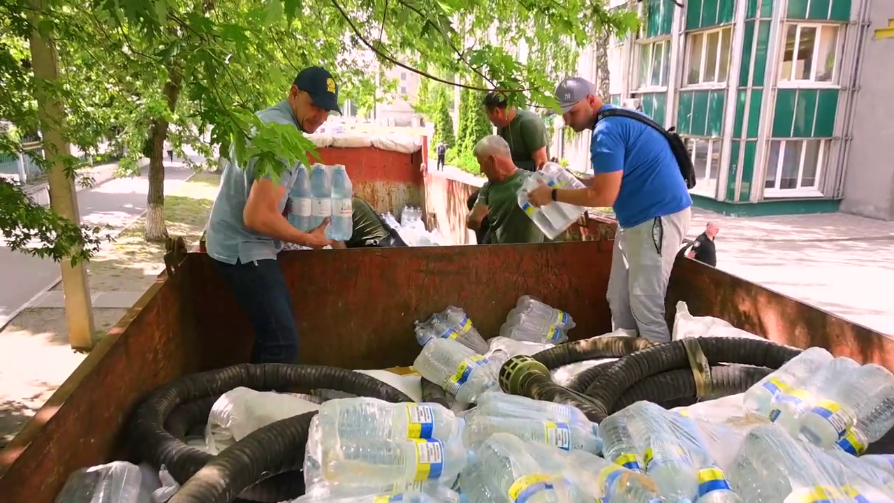 Харківські тепловики відправляють гуманітарний вантаж колегам у Херсоні. Скріншот відео: ХТМ