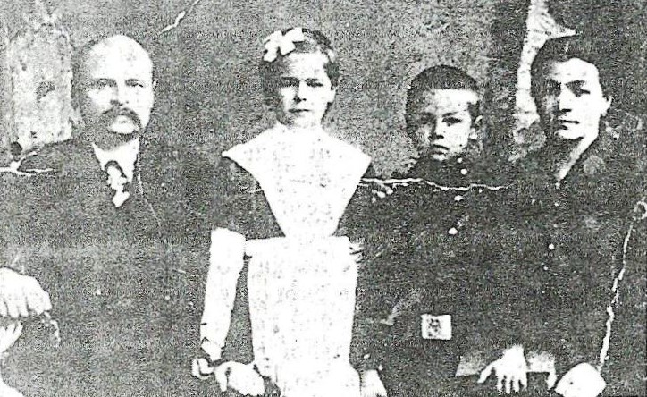 1919-ий: Іван Гаращенко з сім’єю. Сина Петра заріже трамвай у 1921-му, у 1936-му помре дружина. А дочка Катерина подарує діду чотирьох онучок