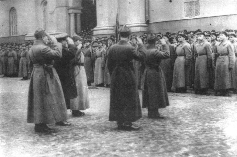 1927 рік: воїни-чекісти вишикувалися перед Успенським собором