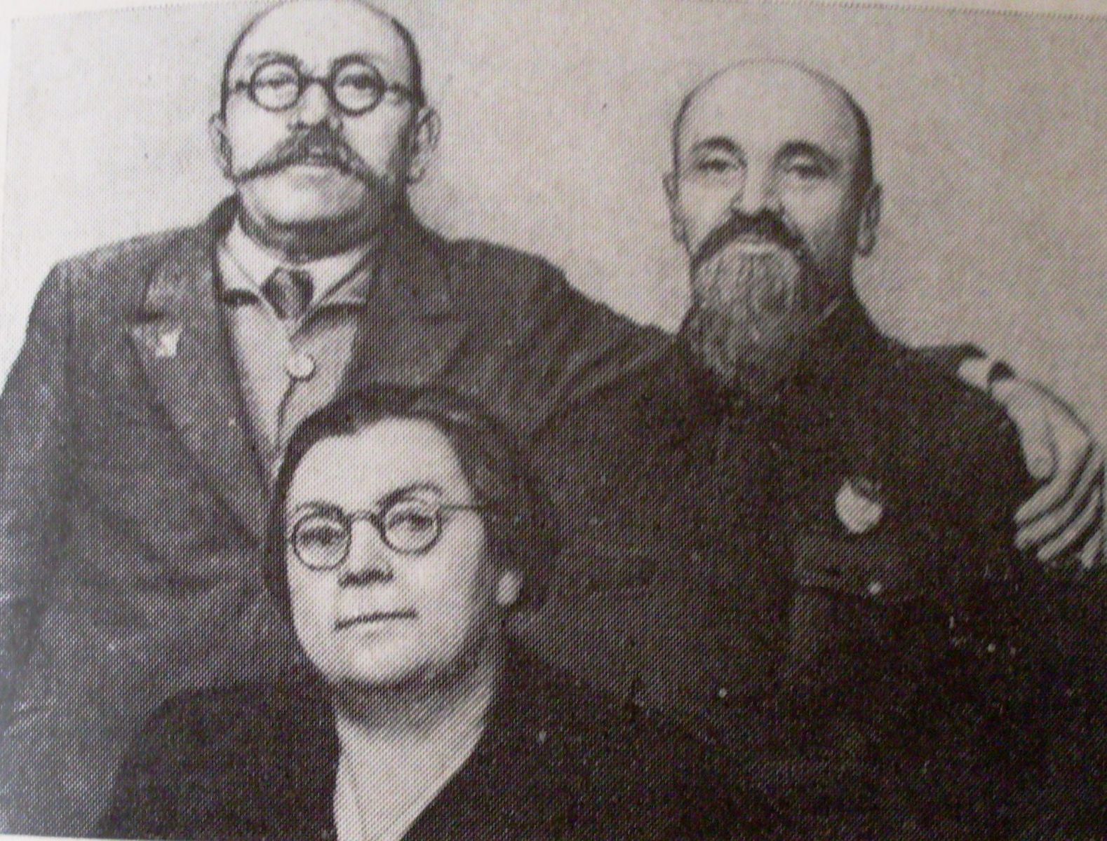 Рік 1947-ий: у Лізи Рєпєльської вже нові окуляри. Як і у Сильвестра Покко. Поруч з ними ще один старий більшовик — Борис Магідов.