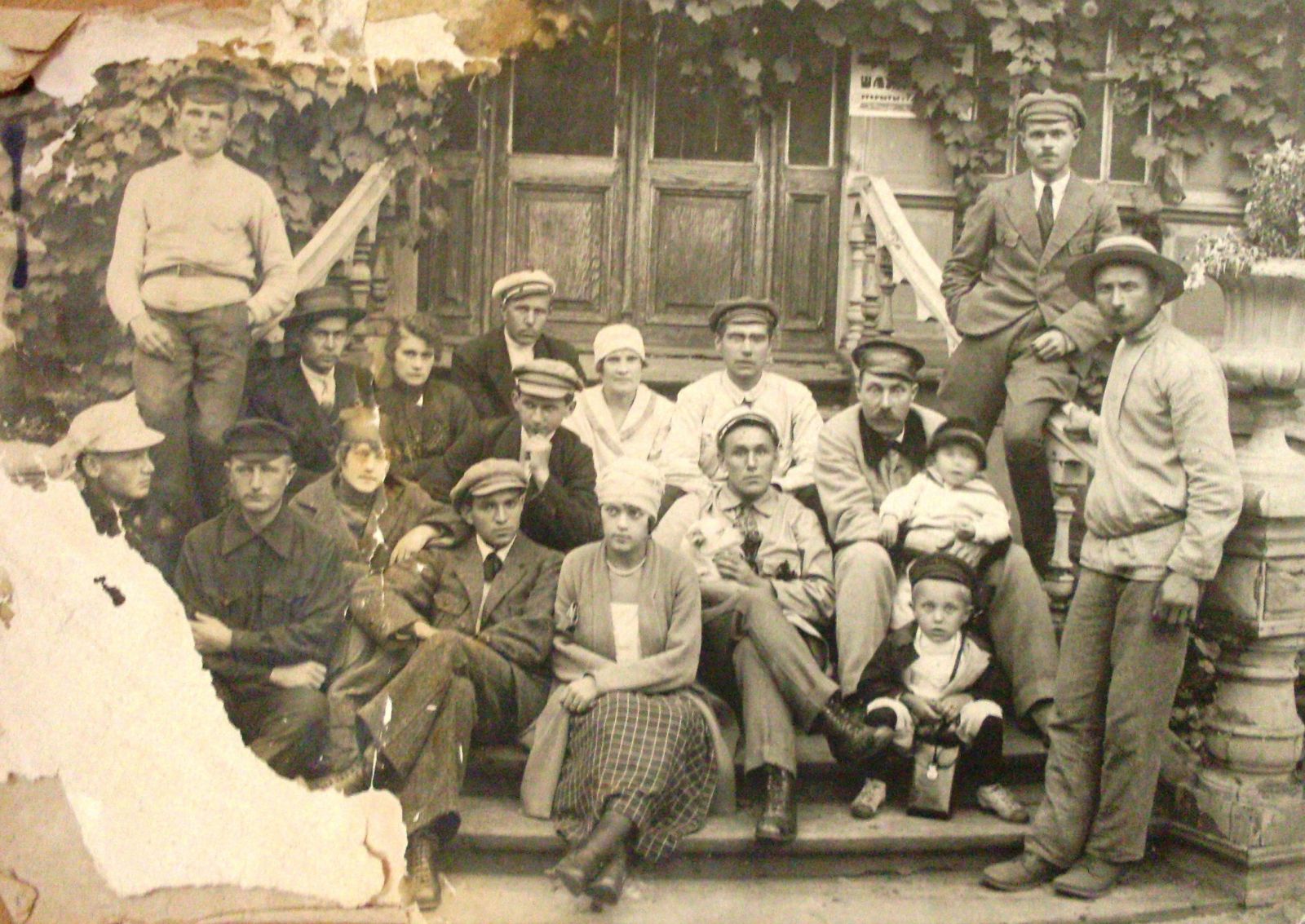 Робітники харківського паровозобудівельного влітку 1918-го, за часів гетьманату. Вид цілком пристойний. Але хотілося більшого
