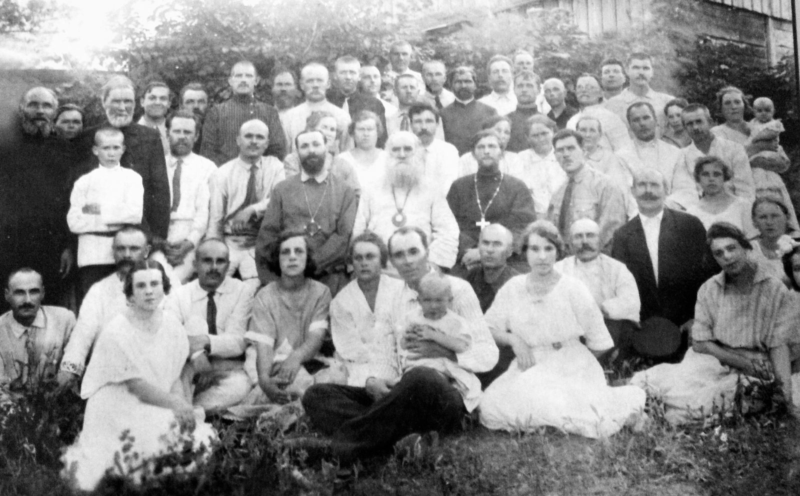 Митрополит Липківський у Мерефі, 1926 рік. Один з присутніх на фото – точно Удовиченко. Але хто саме?