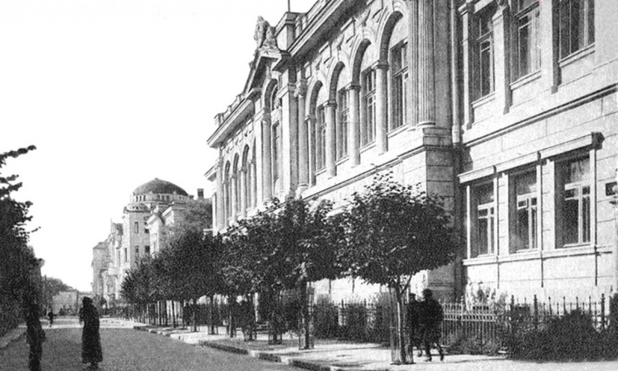 Вулиця Раднаркомівська, орієнтовно, кінець двадцятих. На задньому плані видно будинок ДПУ УСРР.