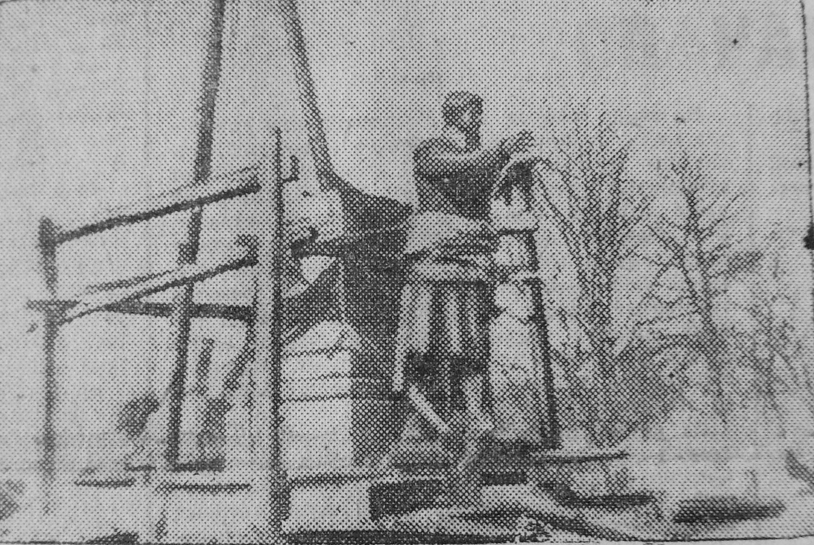 Перш, ніж встановлювати Шевченка, треба було прибрати Каразіна. Фото зроблене не пізніше, ніж 5 березня 1934 року