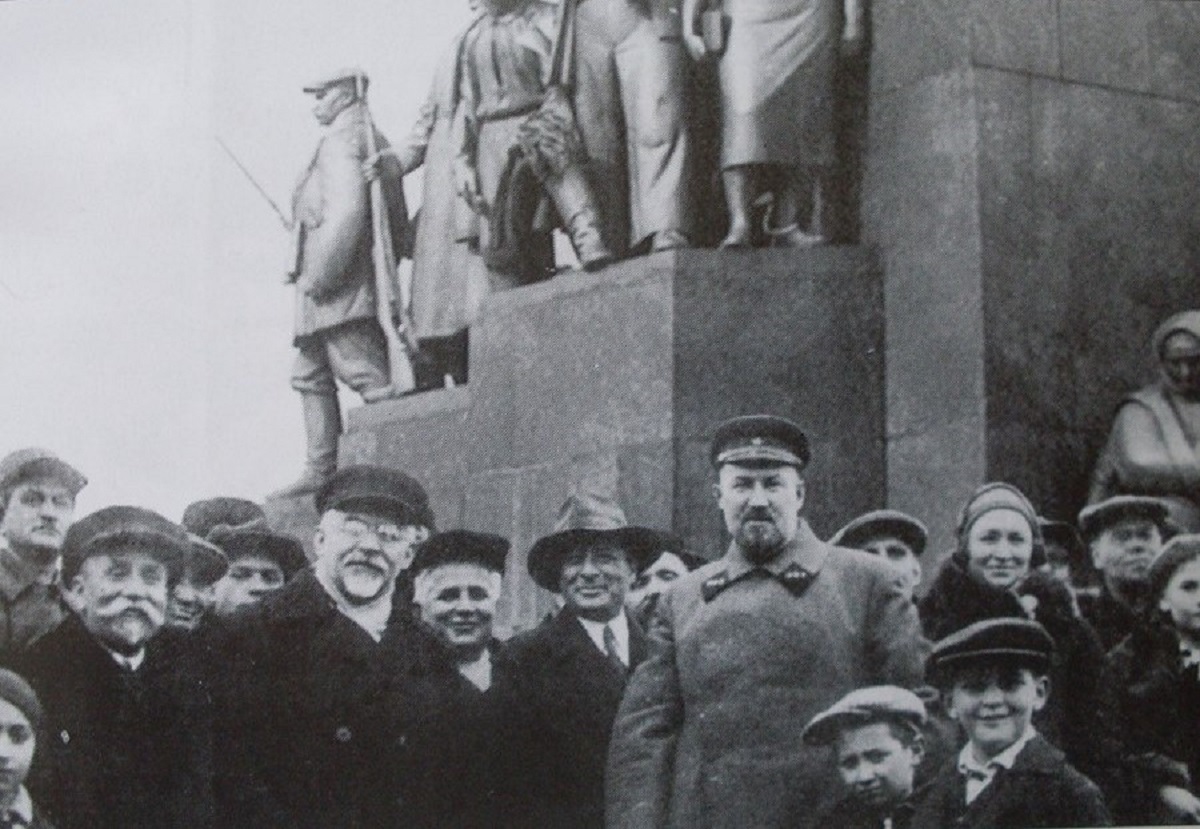 Людина в шинелі — начальник обласного УНКВС Карл Карлсон, головний «борець з українським буржуазним націоналізмом». Теж прийшов на відкриття пам’ятника