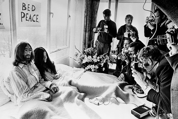 Фотография того же мероприятия — «В постели за мир» (Bed-In For Peace). Март 1969 года