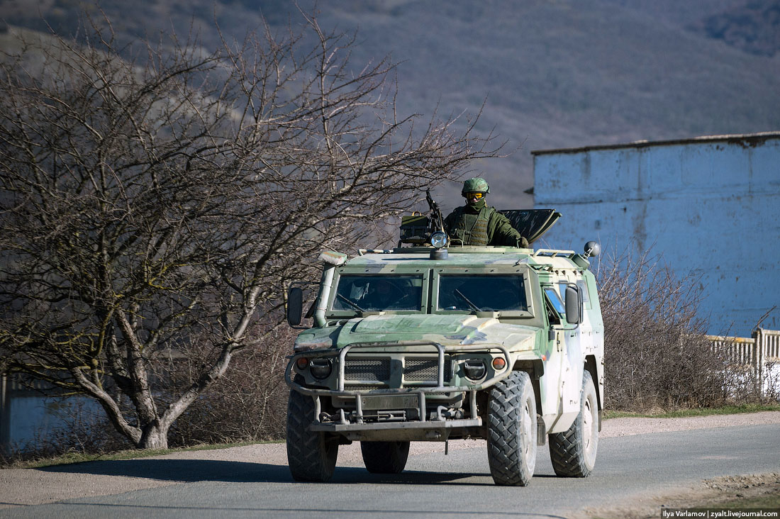 «Самооборона» в Крыму на российских военных автомобилях «Тигр»